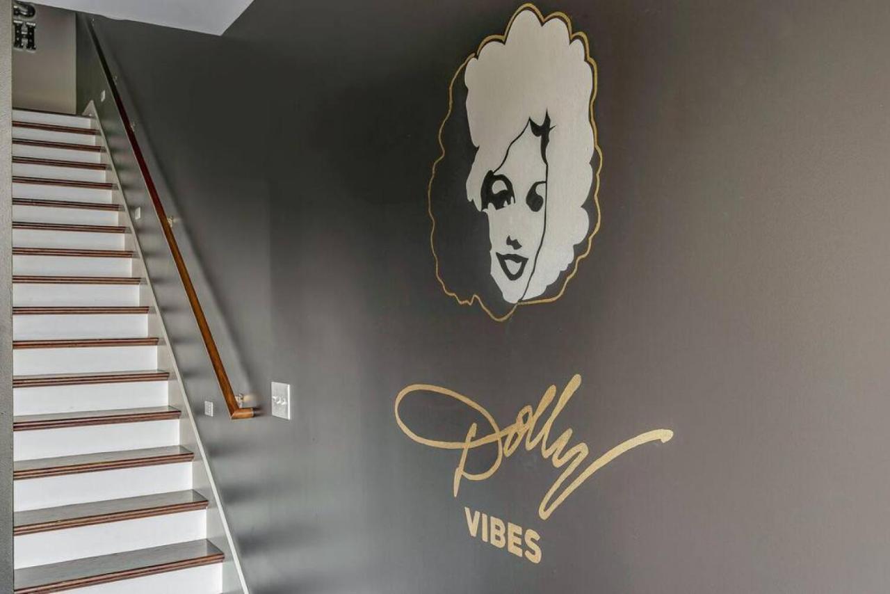 Big New And Modern With Skyline View Mural And Ping Pong Nashville Exterior photo